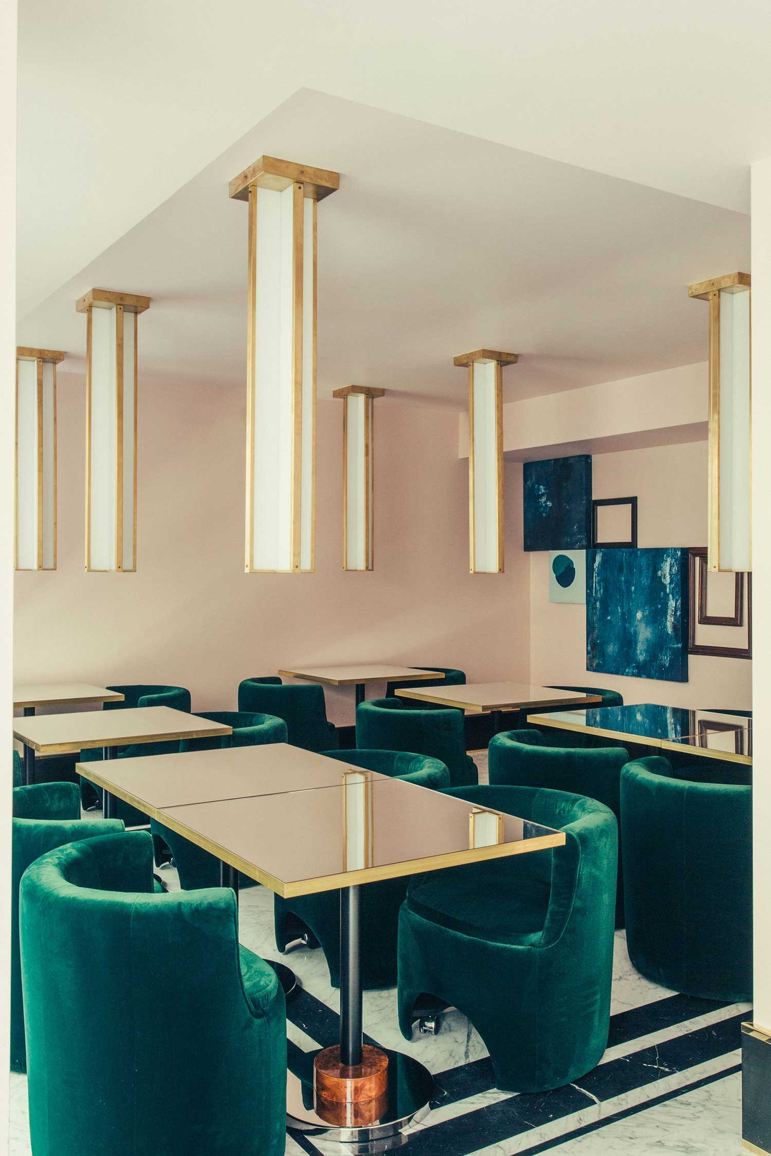 Hôtel Saint-Marc, at the table