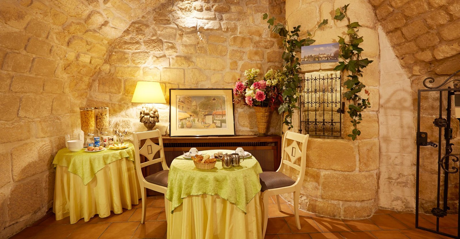 Hôtel Beaubourg, breakfast cellar