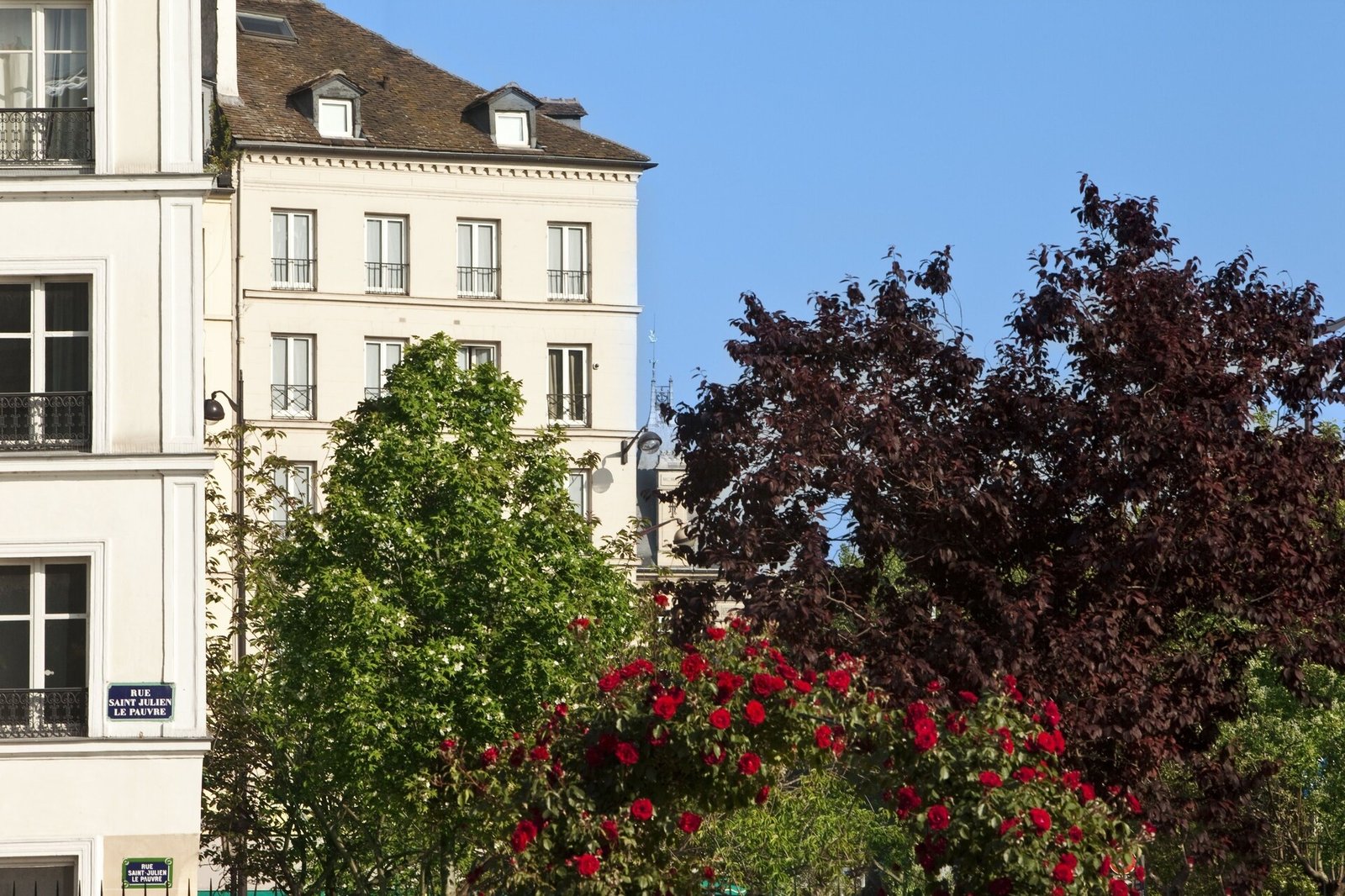 Hôtel Notre-Dame Saint Michel — backstory