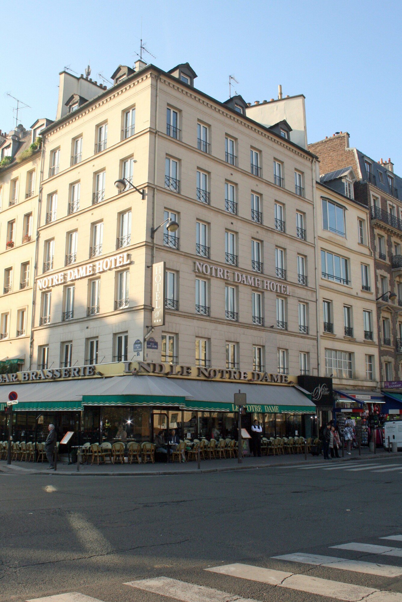 Hôtel Notre-Dame Saint Michel — backstory
