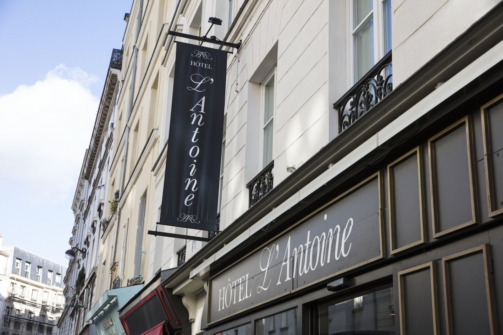 Hôtel L'Antoine — backstory