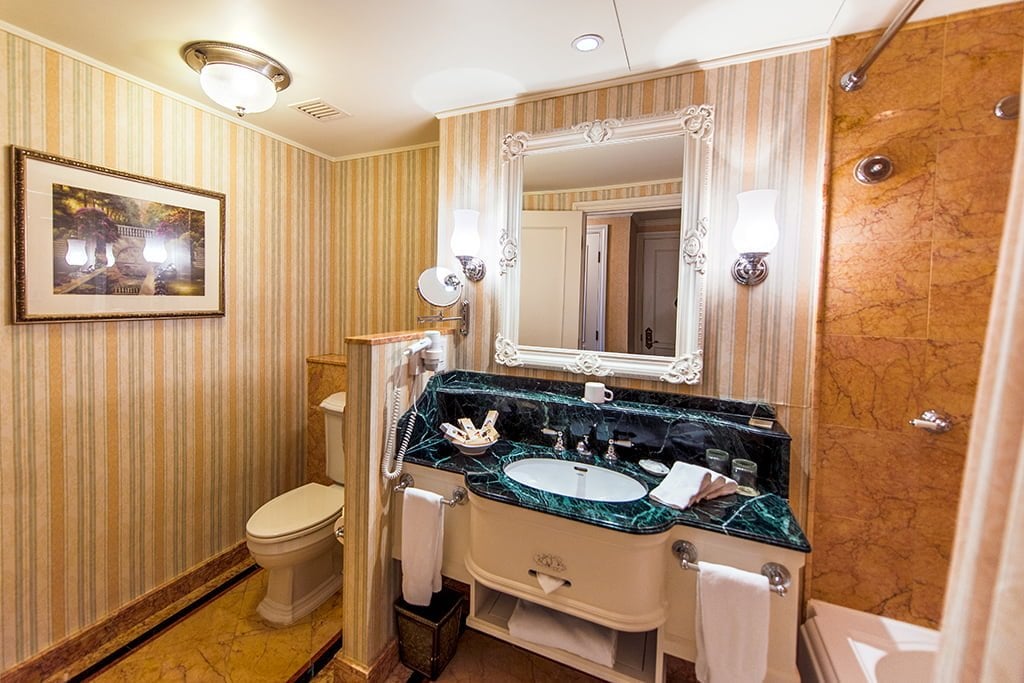 Hong Kong Disneyland Hotel — rooms