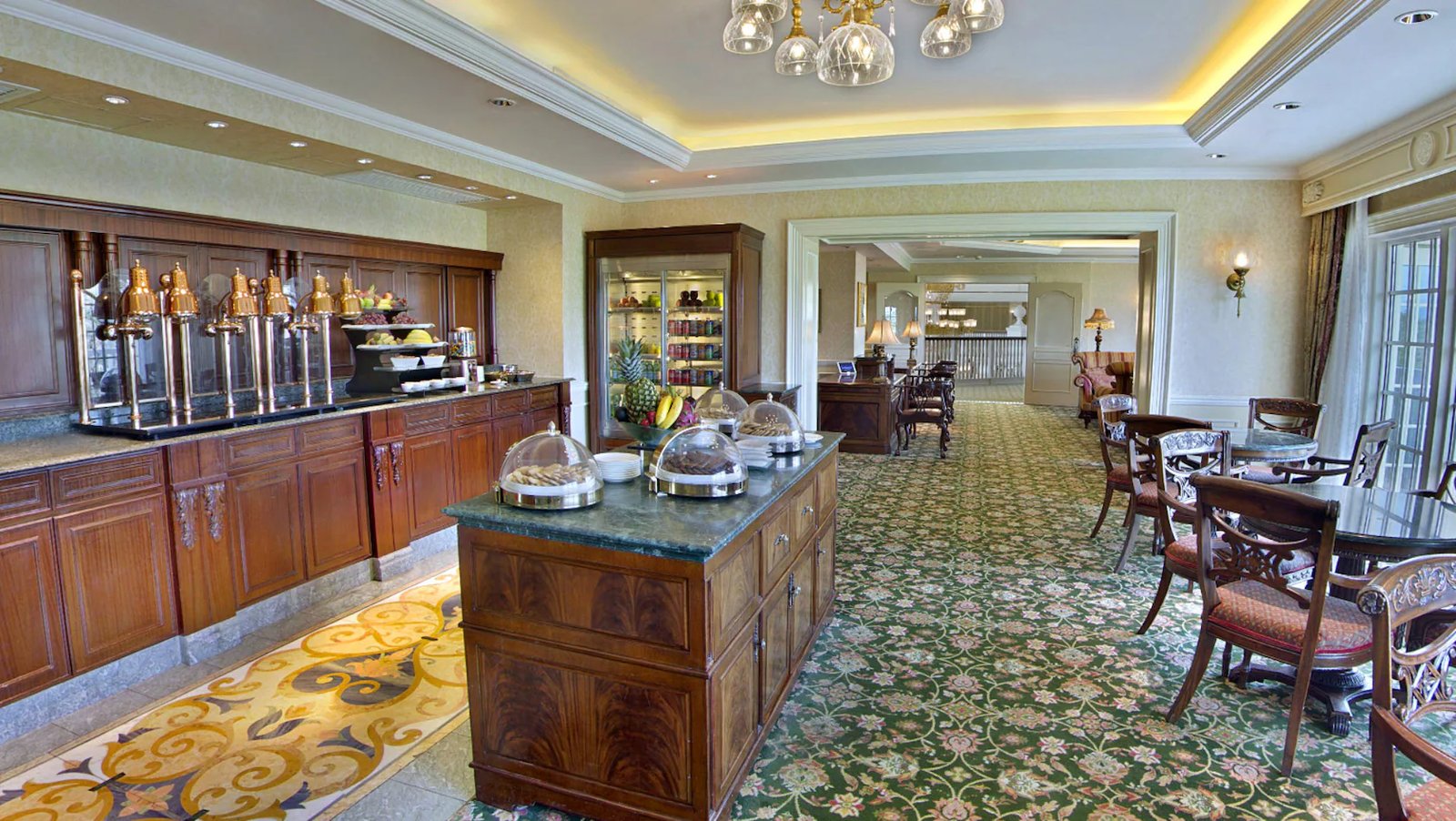 Hong Kong Disneyland Hotel, at the table
