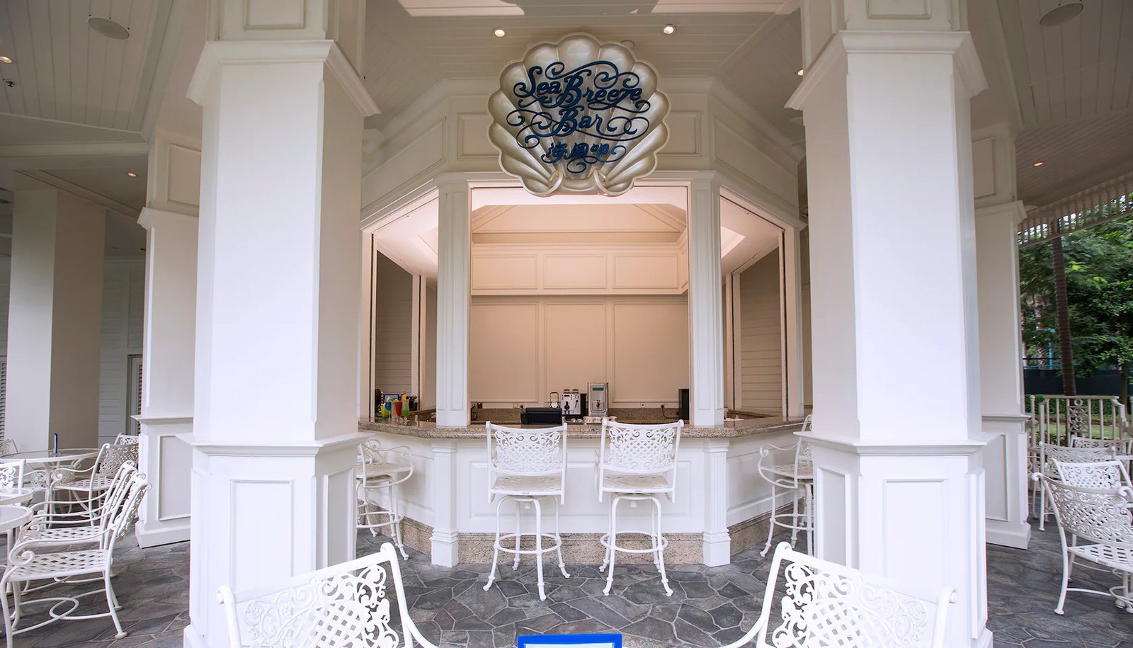 Hong Kong Disneyland Hotel, at the table