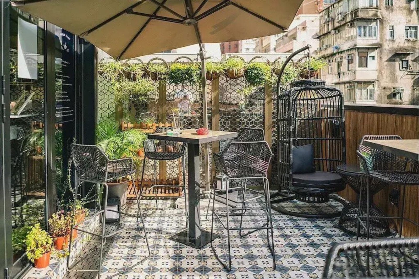 Tung Nam Lou Art Hotel — vibe