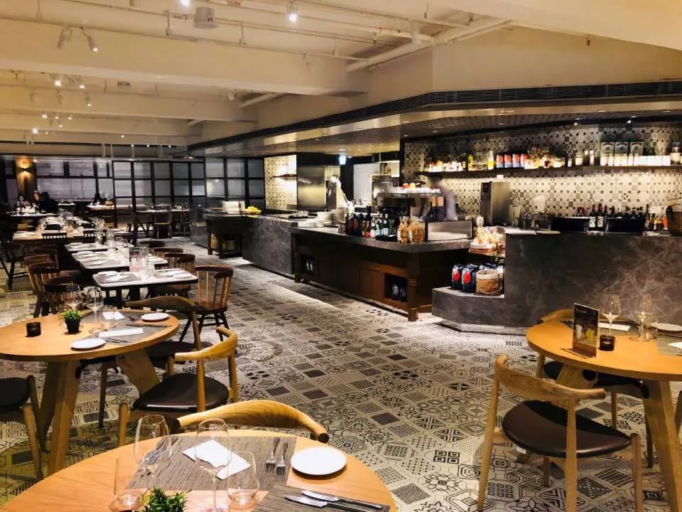 Hotel Stage, kitchen savvy