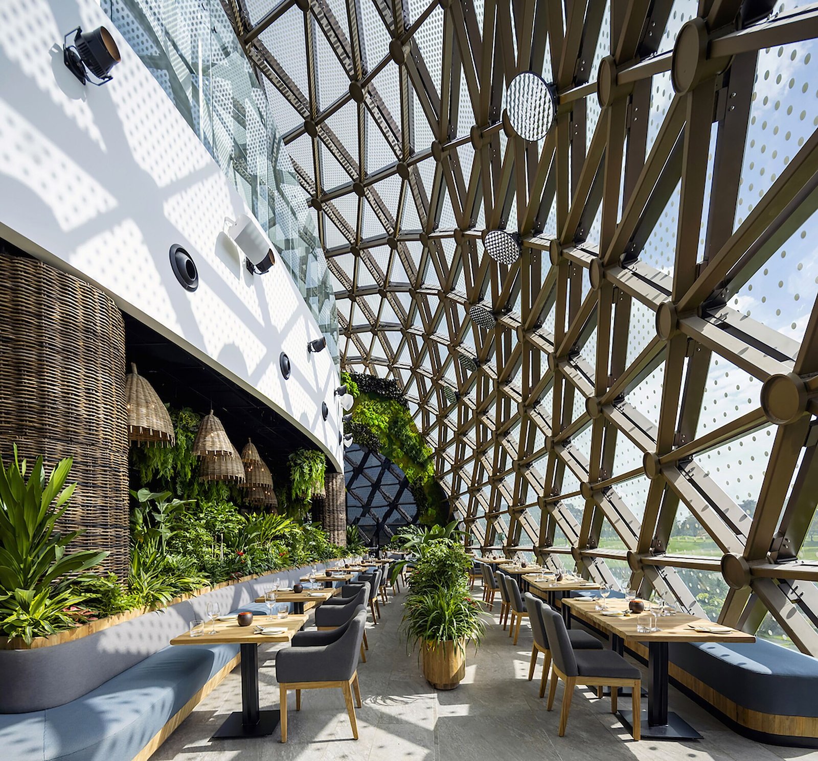Dusit Thani Laguna Singapore — eat & drink