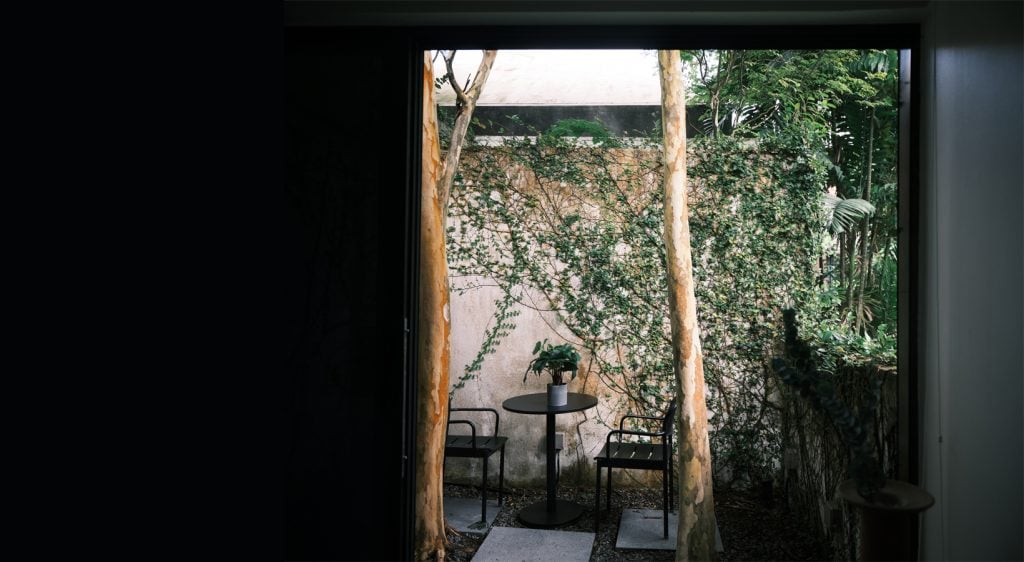 Lloyd's Inn — vibe