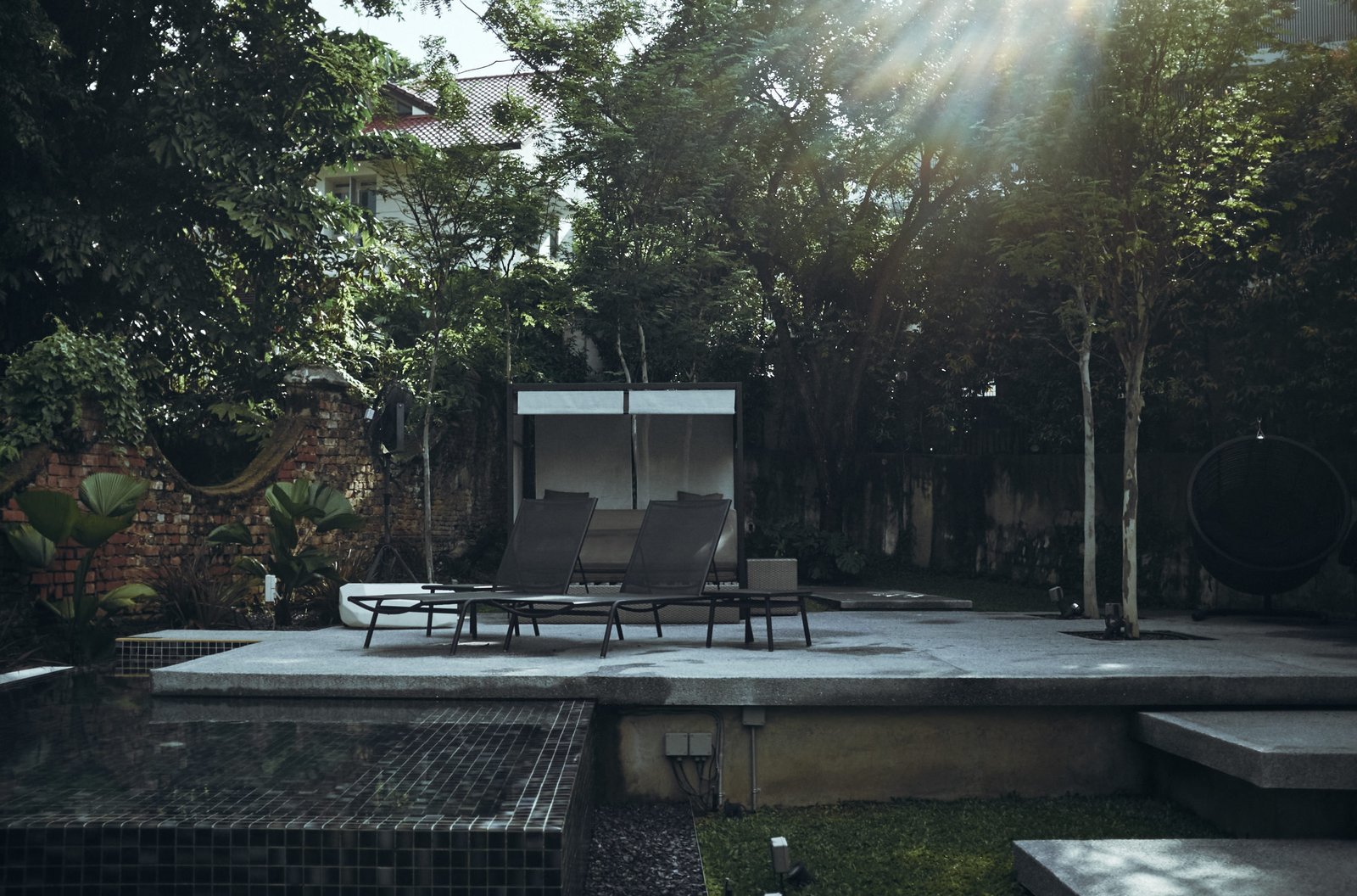 Lloyd's Inn — vibe