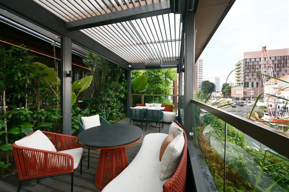 Varel Singapore, a Tribute Portfolio Hotel, at the table