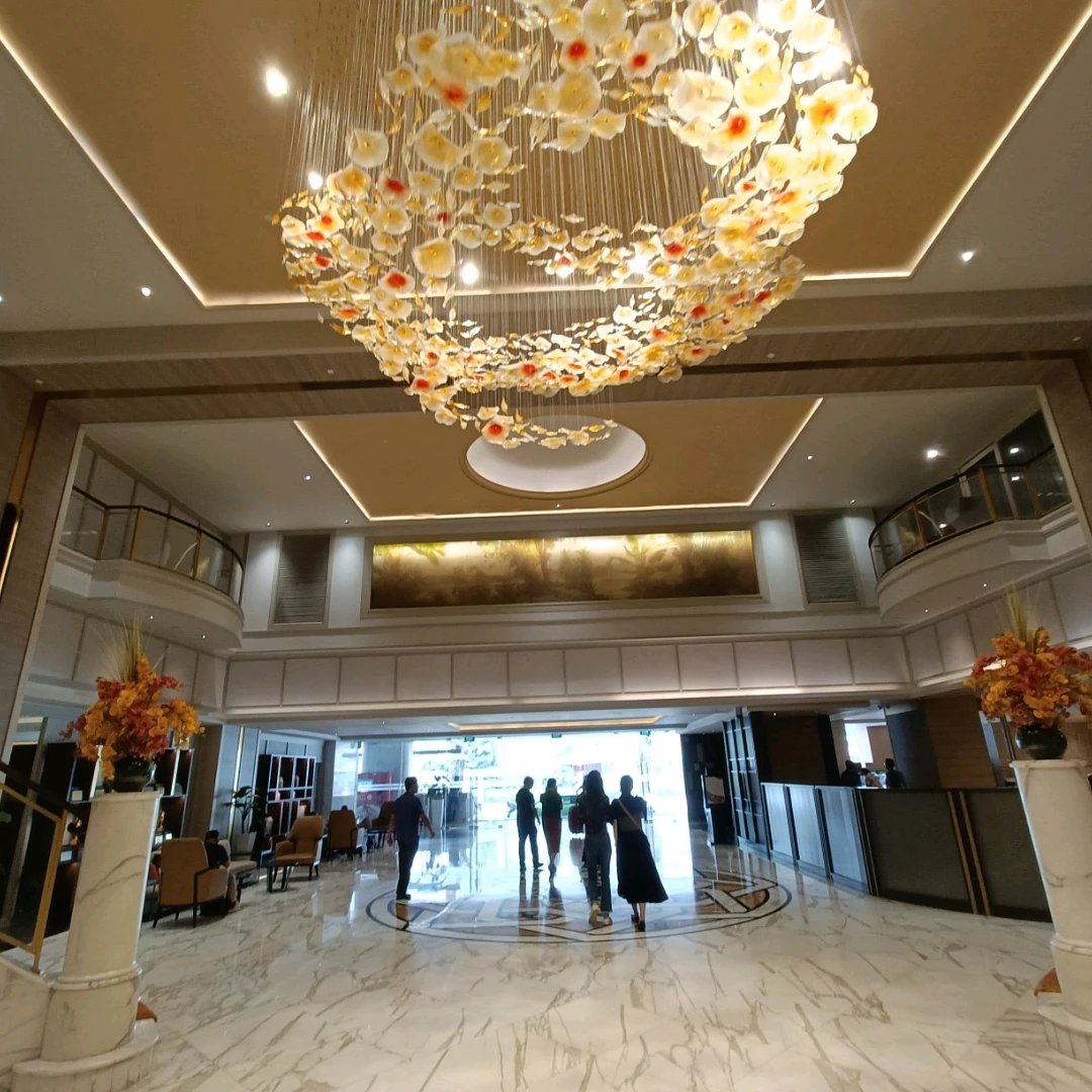 Royal Plaza on Scotts Singapore — vibe