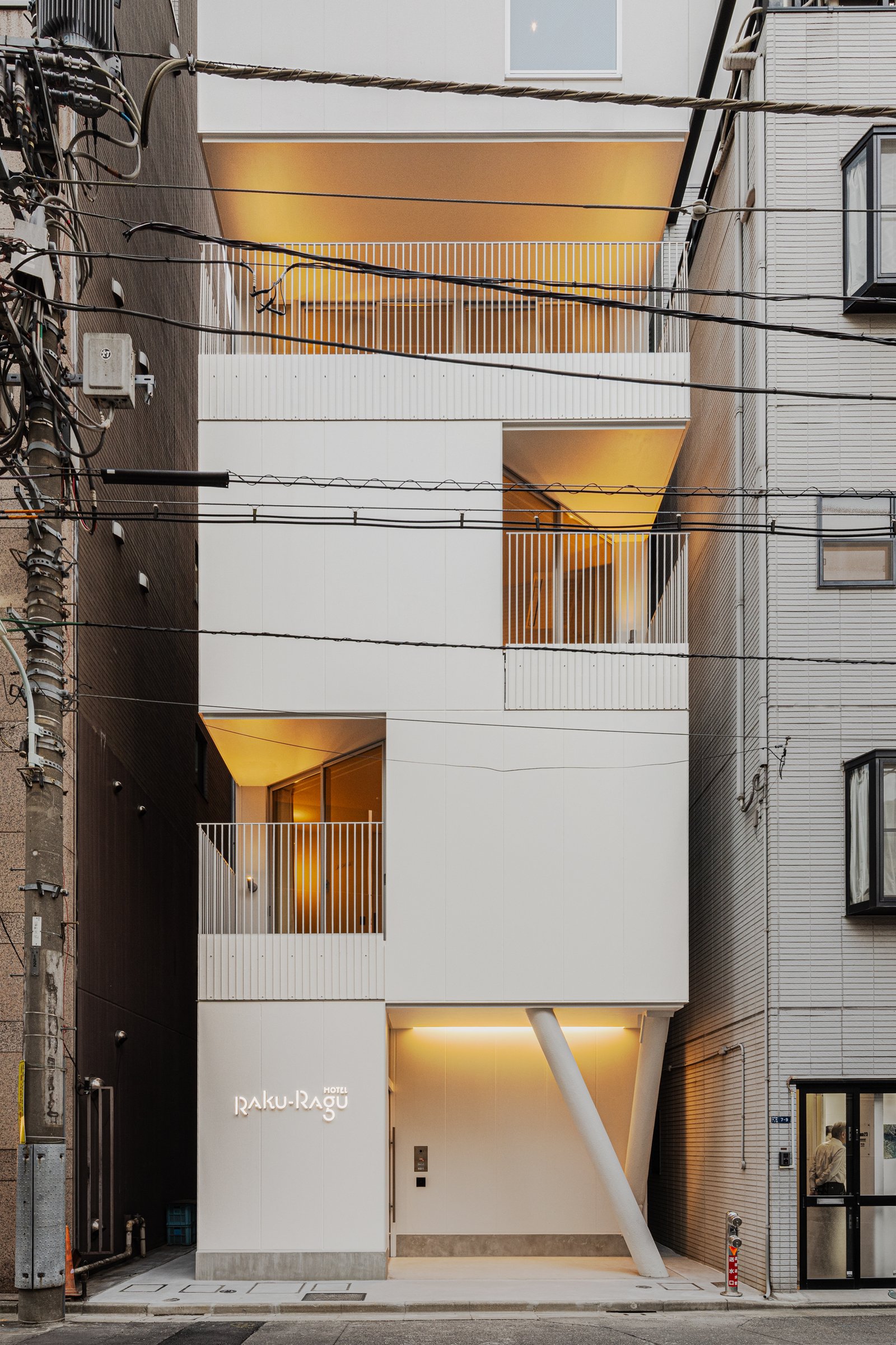 Hotel Rakuragu, backstory