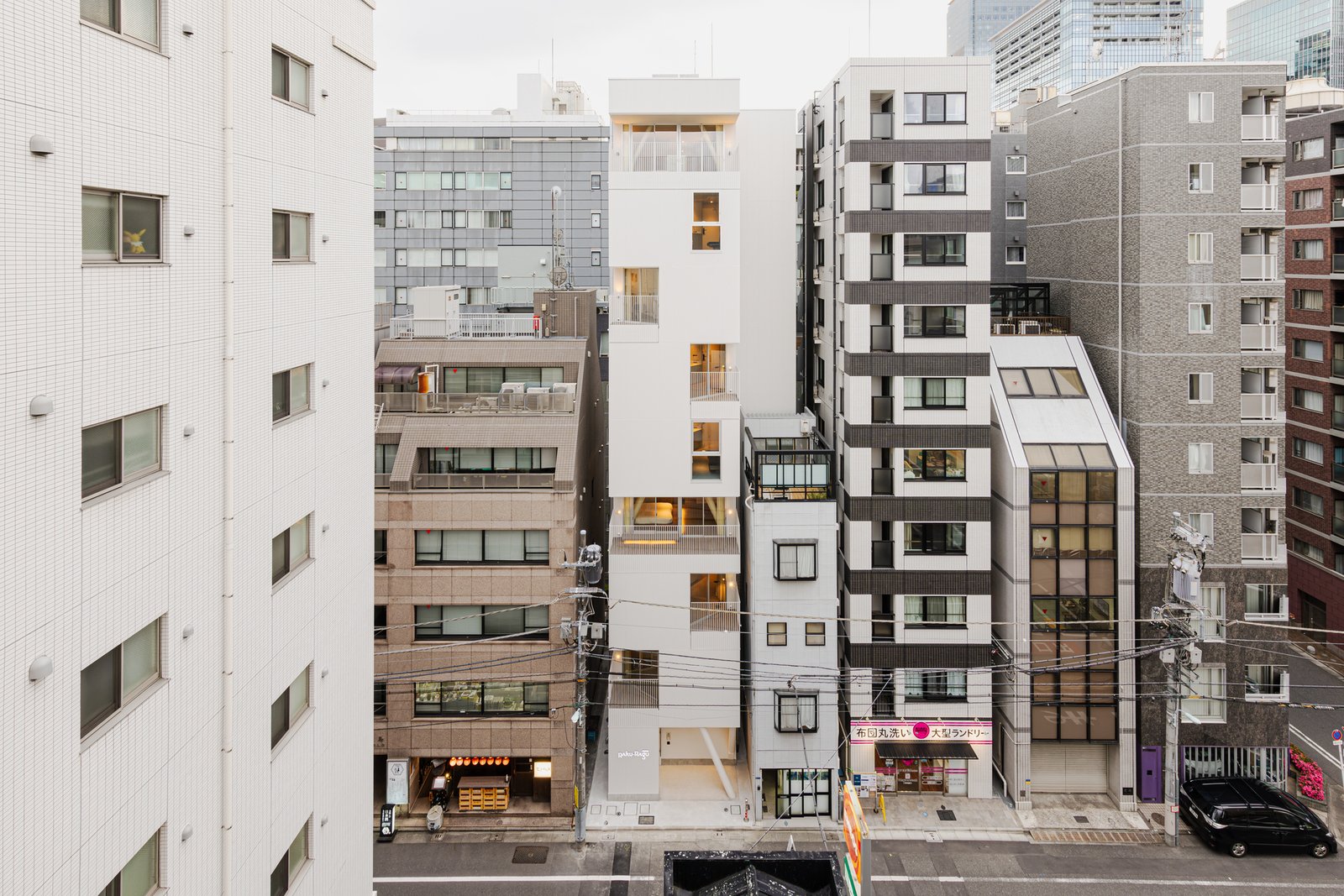 Hotel Rakuragu, backstory