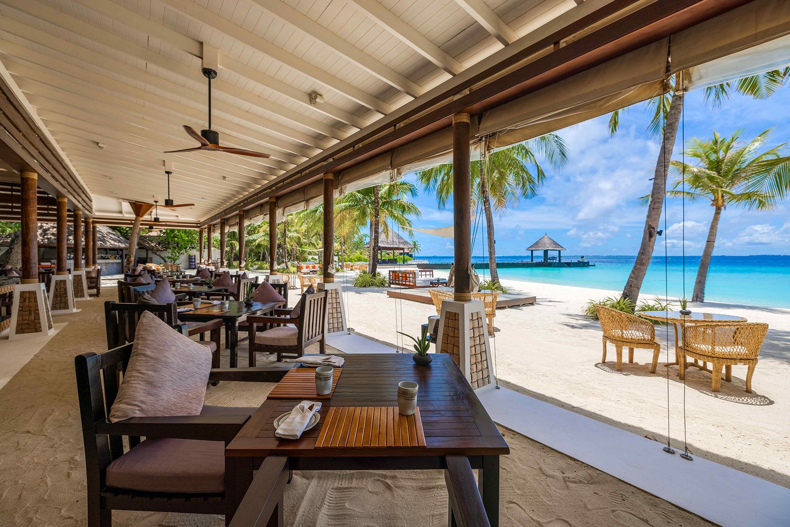 Ozen Reserve Bolifushi, at the table