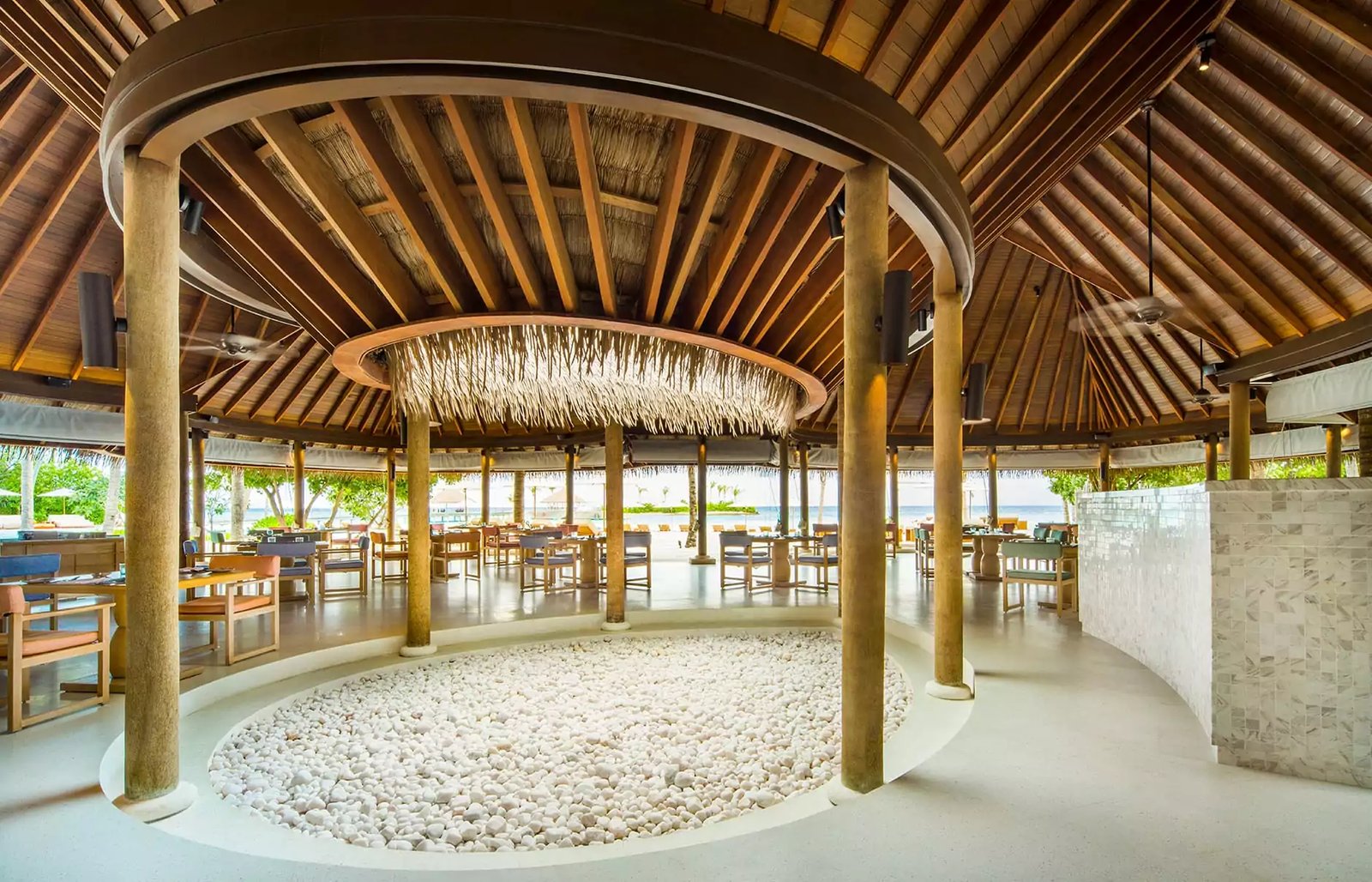 COMO Maalifushi, at the table