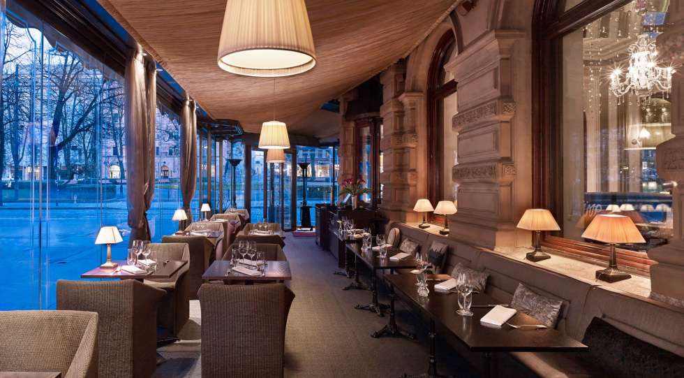 Hotel Kämp, at the table