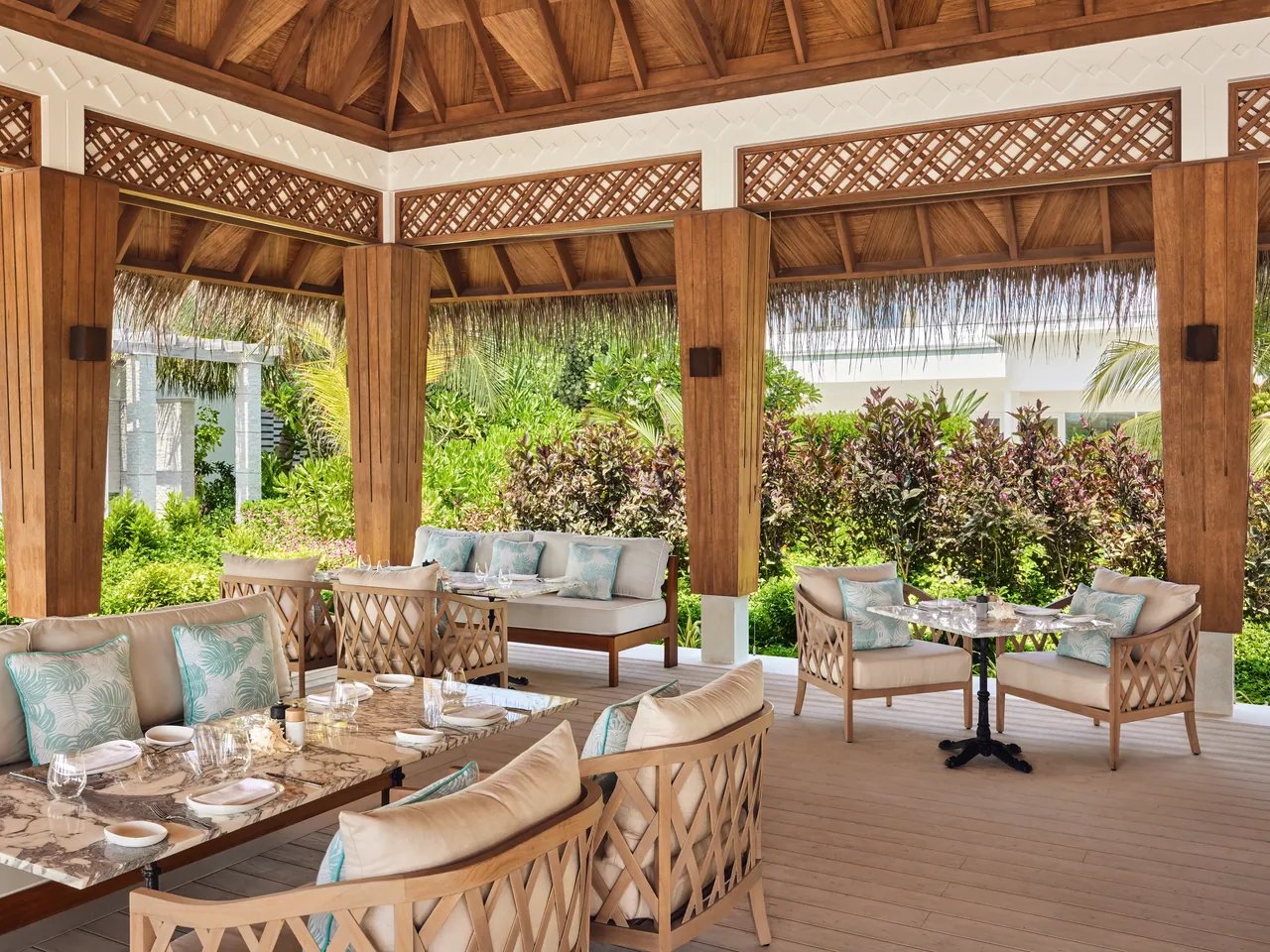 Jumeirah Olhahali Island, at the table
