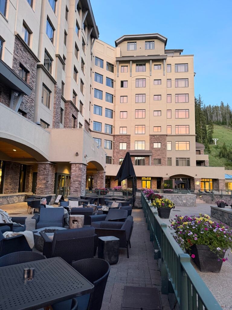 The Summit Hotel, vibe