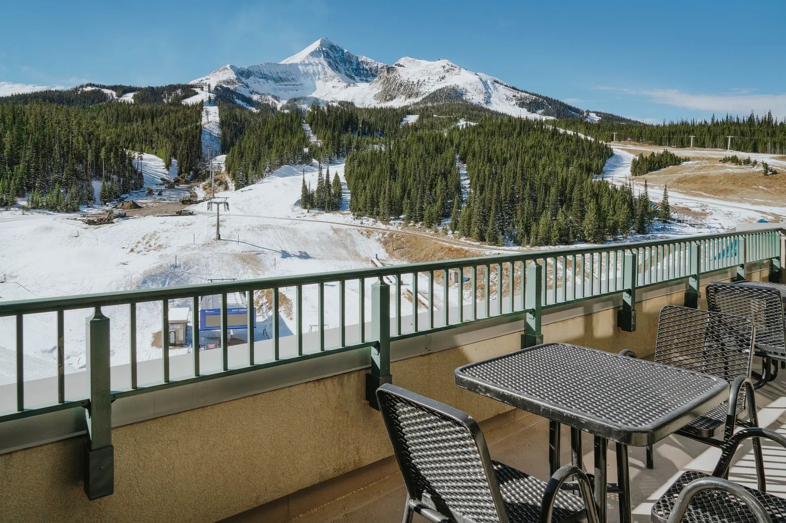 The Summit Hotel, vibe