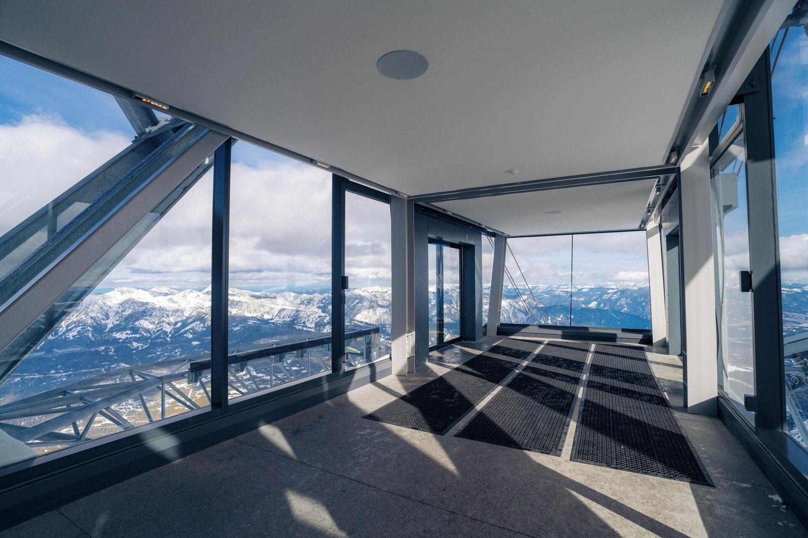 The Summit Hotel, vibe