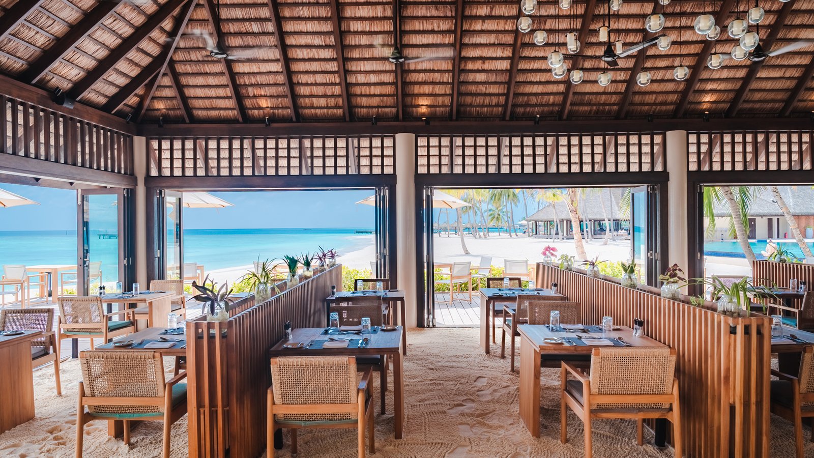 Veligandu Maldives Resort Island, eat & drink