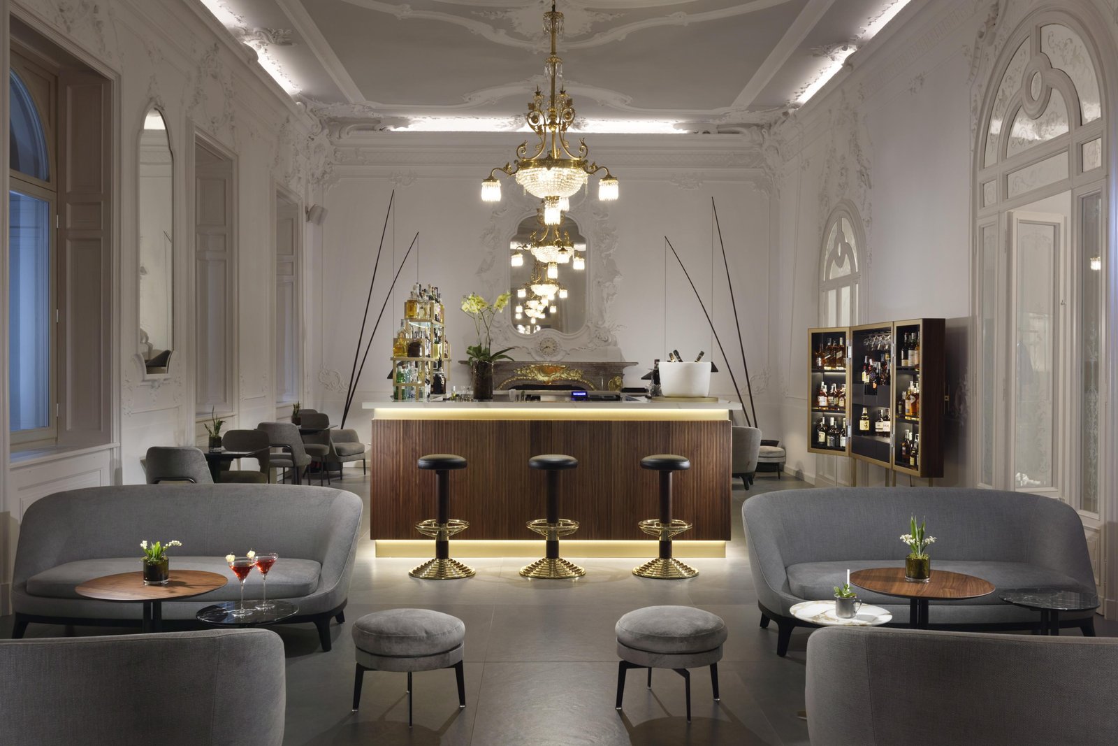 Grand Hotel Victoria, at the table