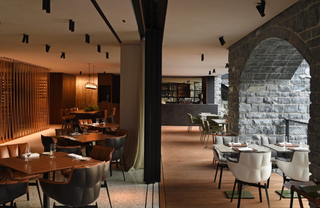 Il Sereno Hotel, at the table
