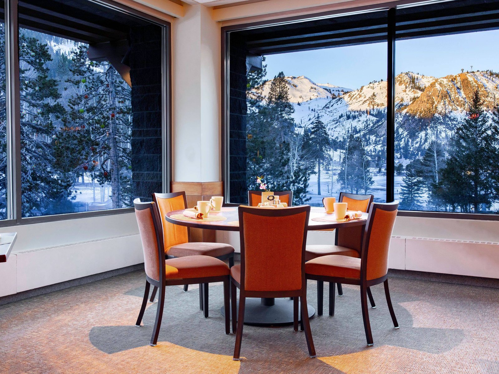Everline Resort & Spa Lake Tahoe - Destination by Hyatt, eat & drink