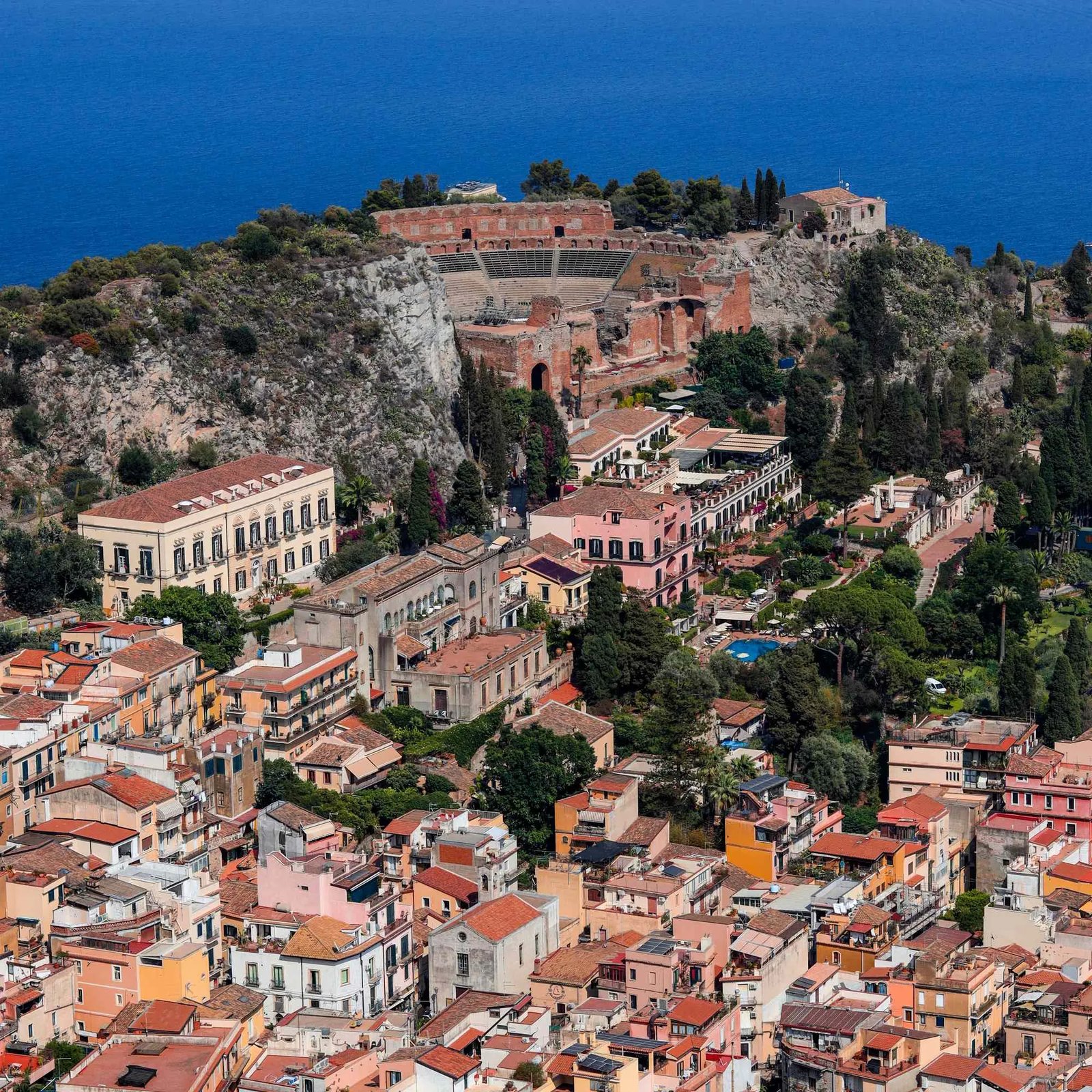 Villa Conrad Taormina, backstory