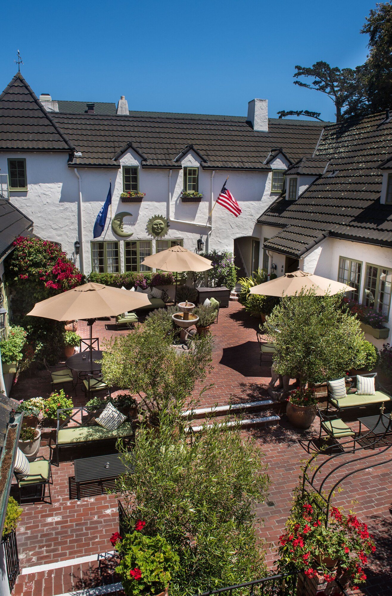 L'Auberge Carmel, vibe