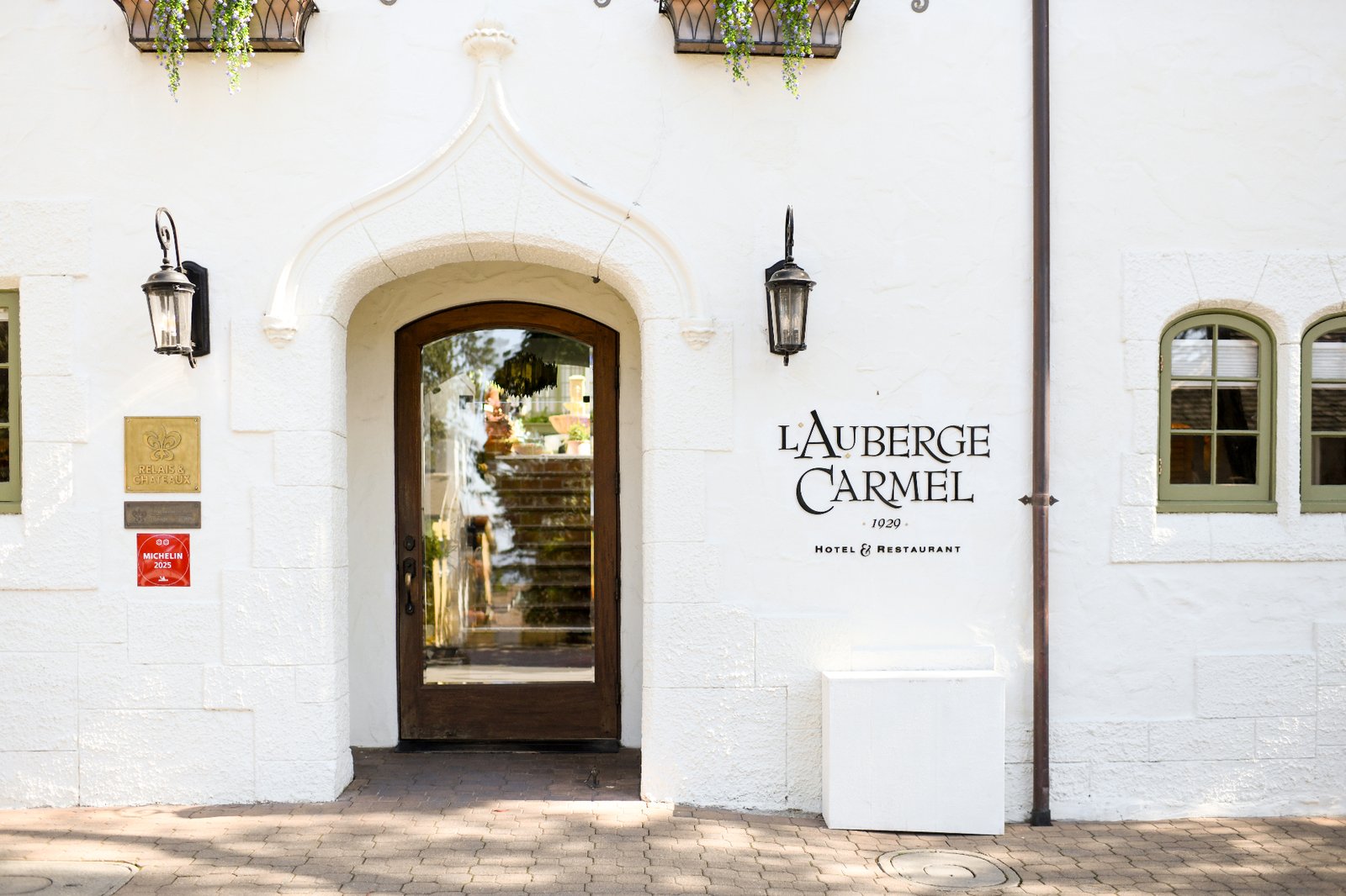 L'Auberge Carmel, backstory