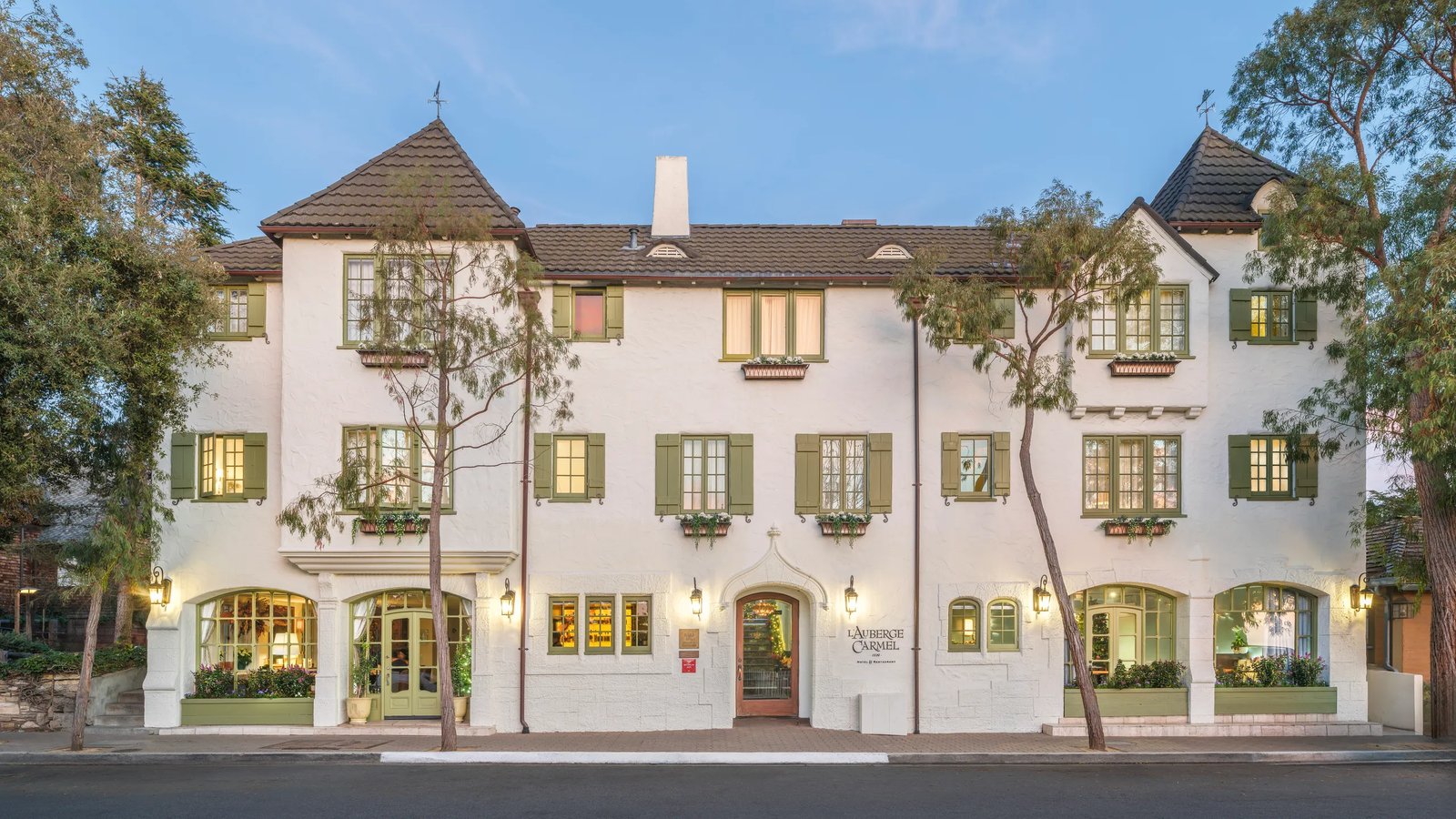 L'Auberge Carmel, backstory