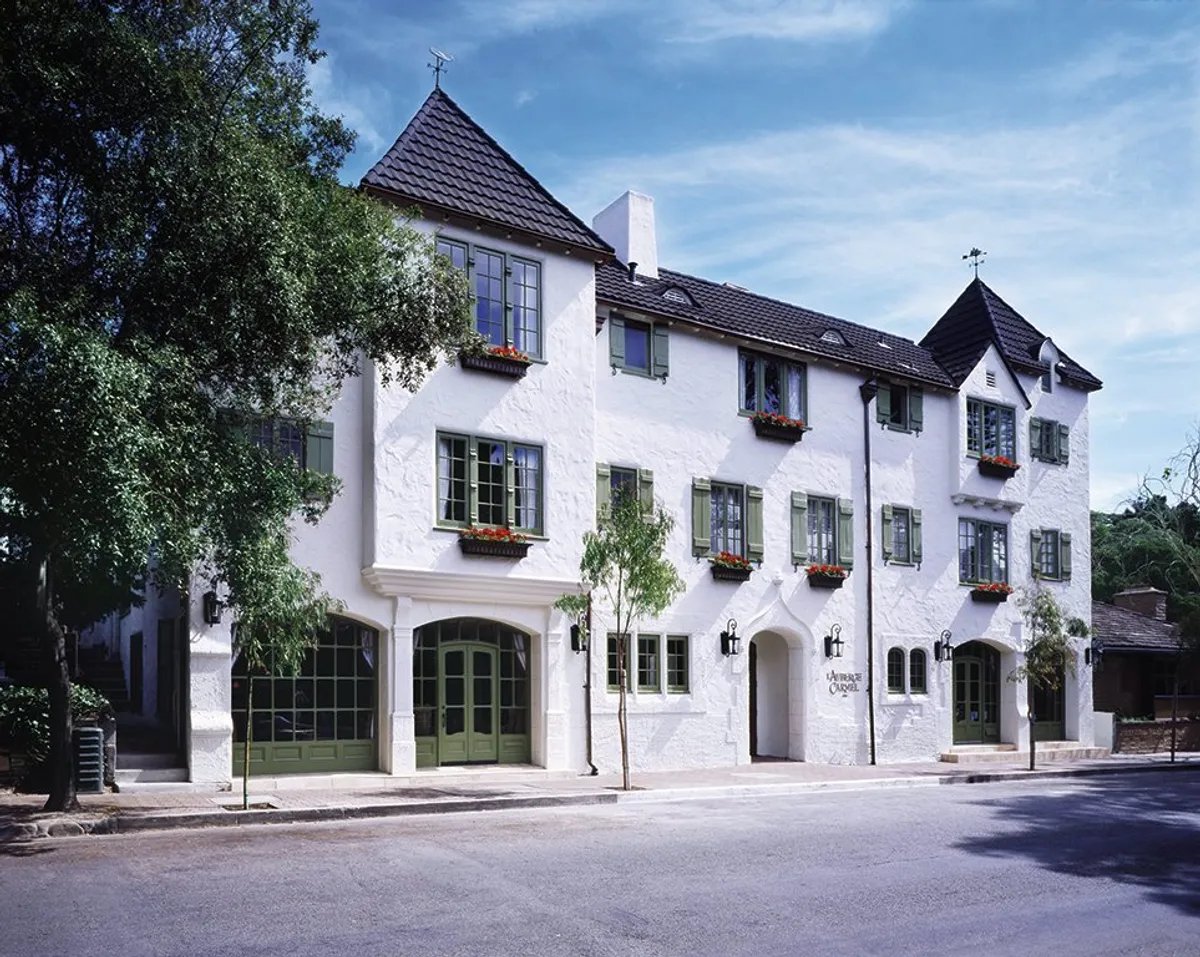 L'Auberge Carmel, backstory
