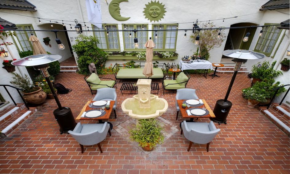 L'Auberge Carmel, vibe