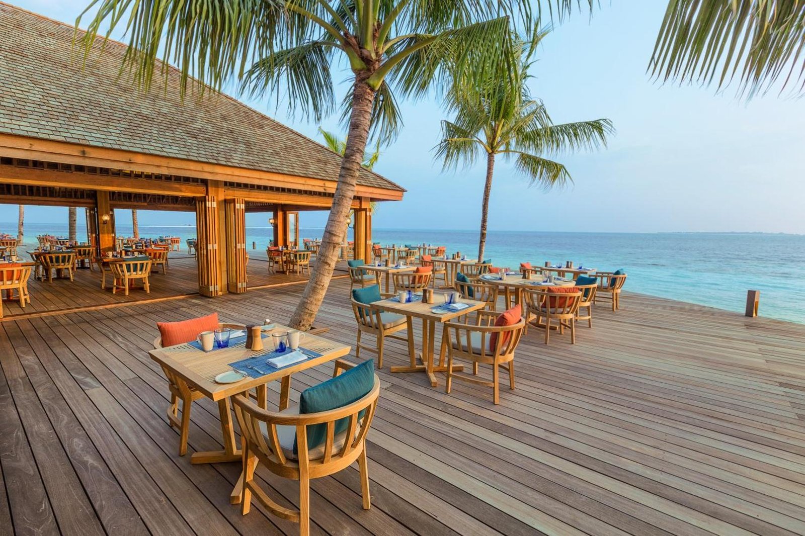 Hurawalhi Island Resort, eat & drink