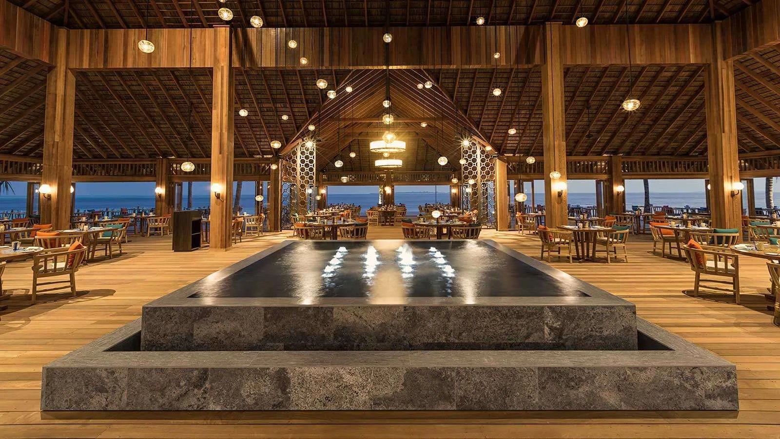 Hurawalhi Island Resort, eat & drink