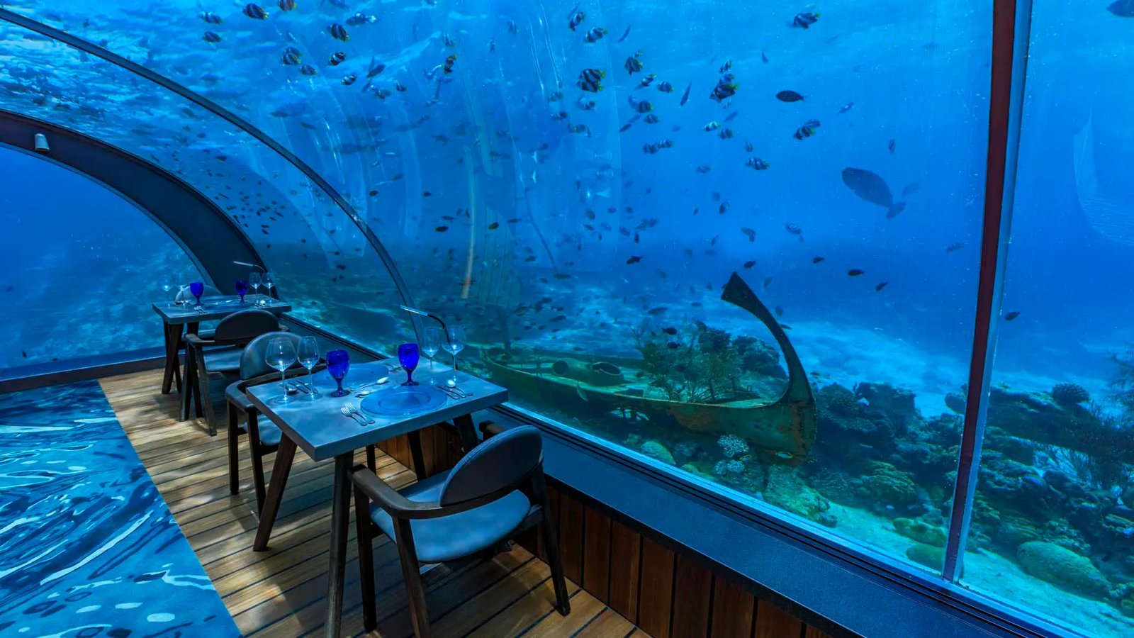 Hurawalhi Island Resort, 5.8 undersea restaurant