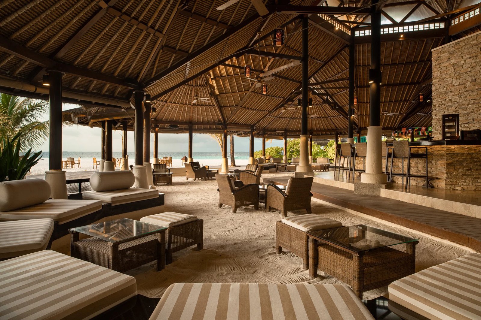 Banyan Tree Vabbinfaru, at the table