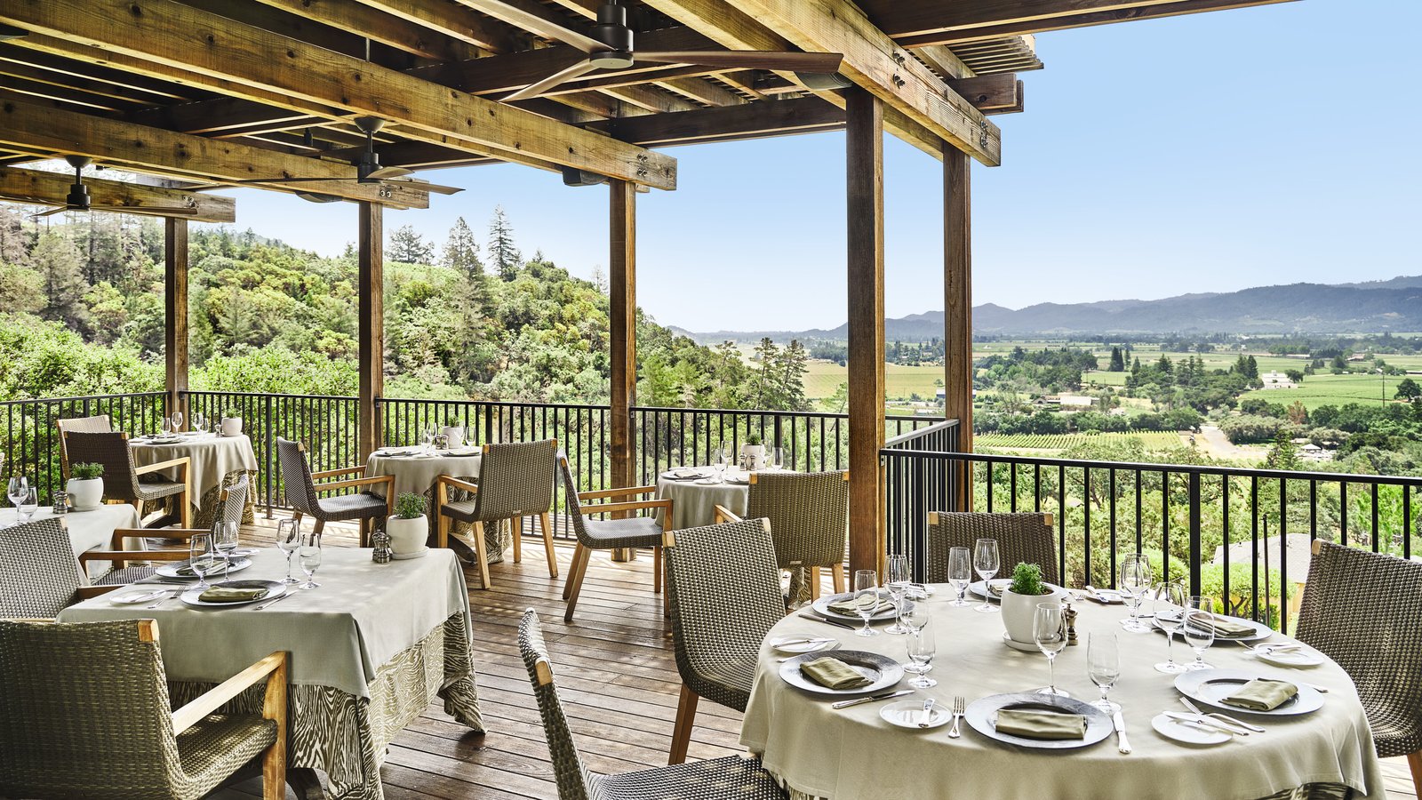 Auberge du Soleil, eat & drink
