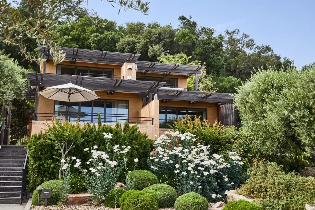 Auberge du Soleil, backstory