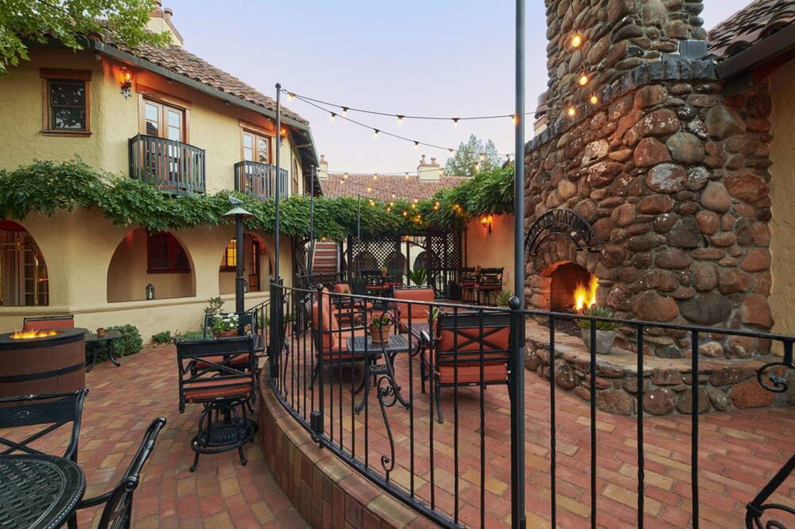 Rancho Caymus Inn, vibe