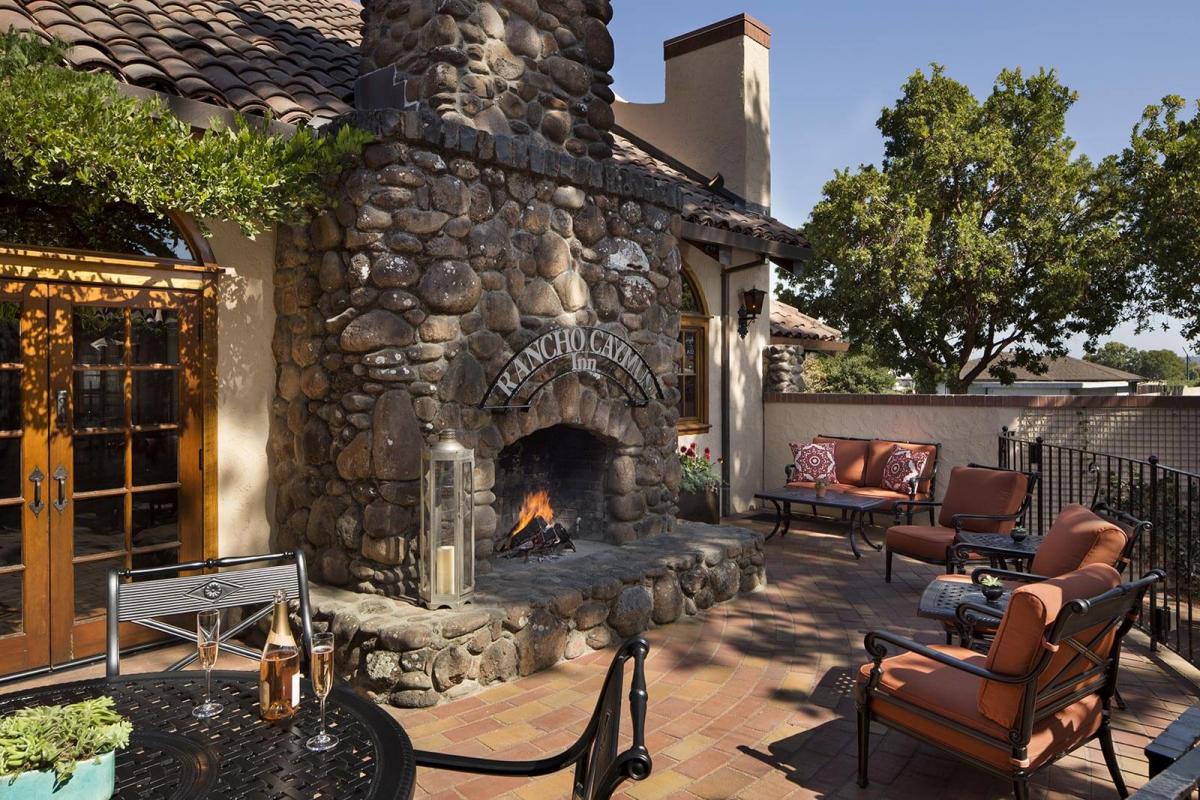 Rancho Caymus Inn, vibe