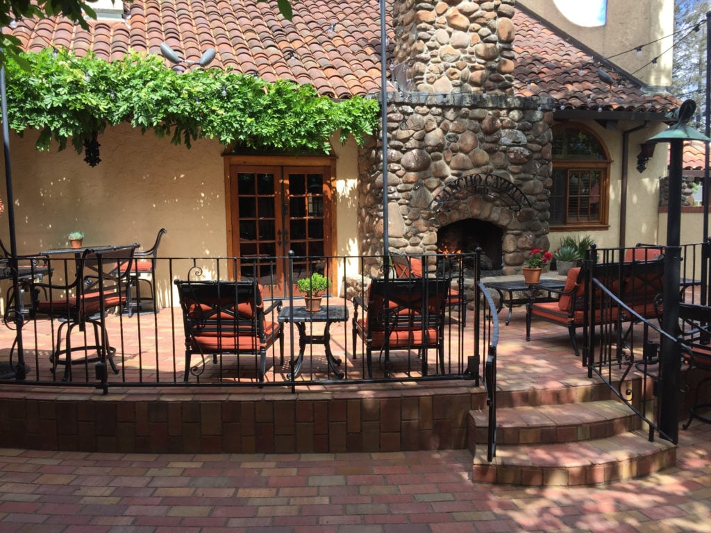 Rancho Caymus Inn, vibe