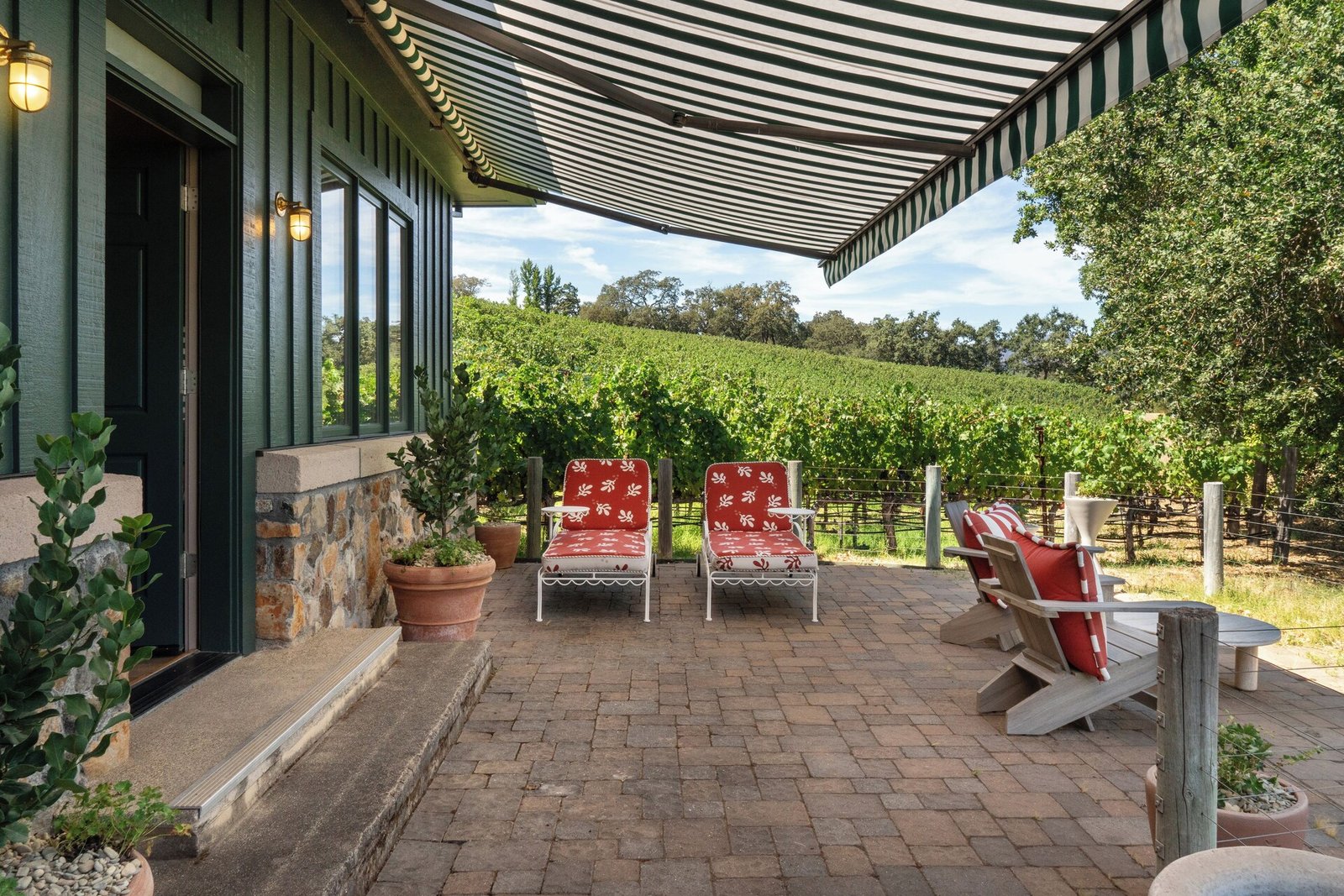 Le Petit Pali St. Helena, vibe