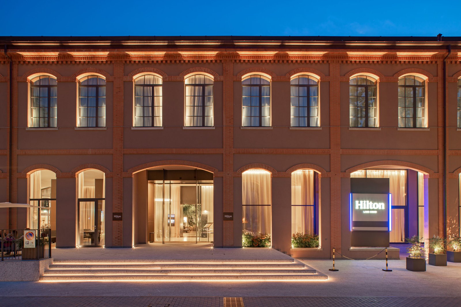 Hilton Lake Como, backstory