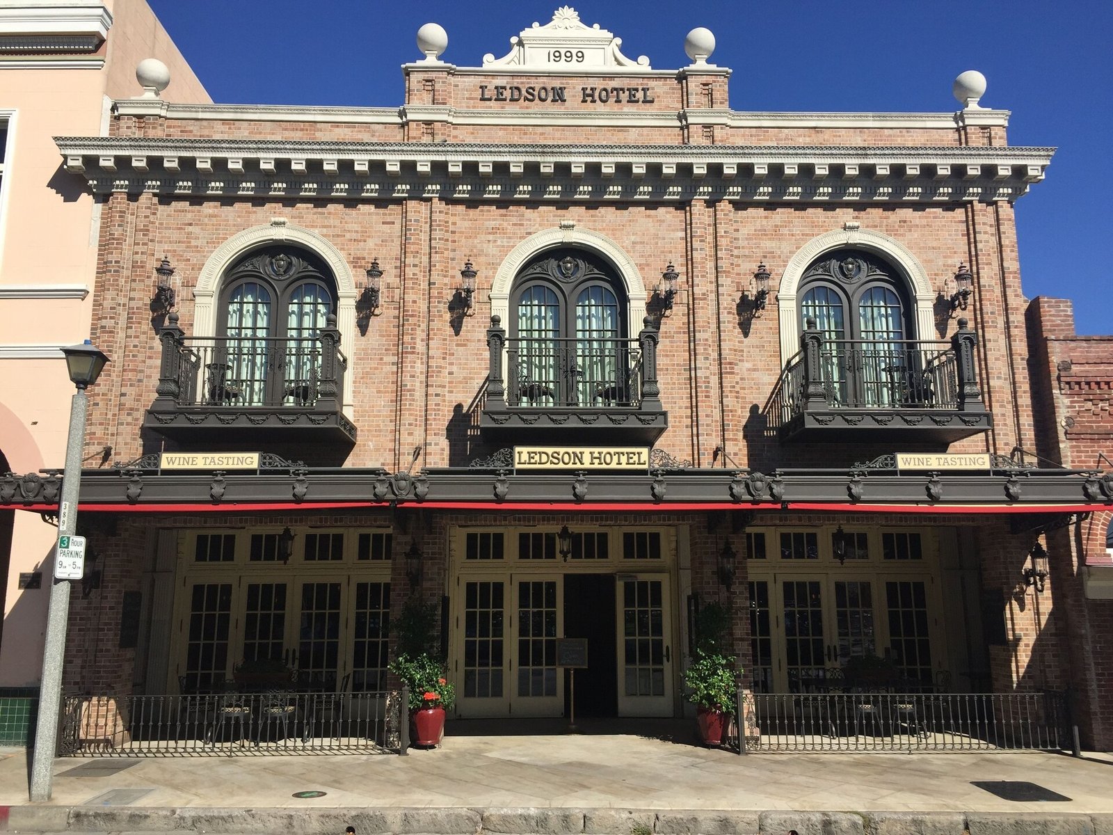 Ledson Hotel, backstory