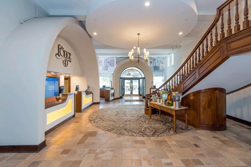 The Lodge at Vail, vibe