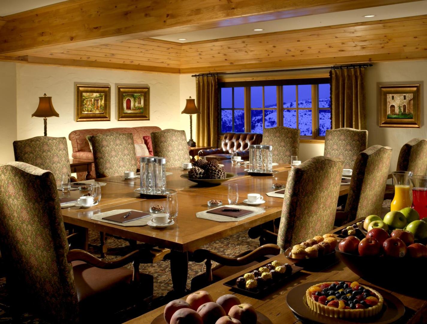 The Pines Lodge, eat & drink