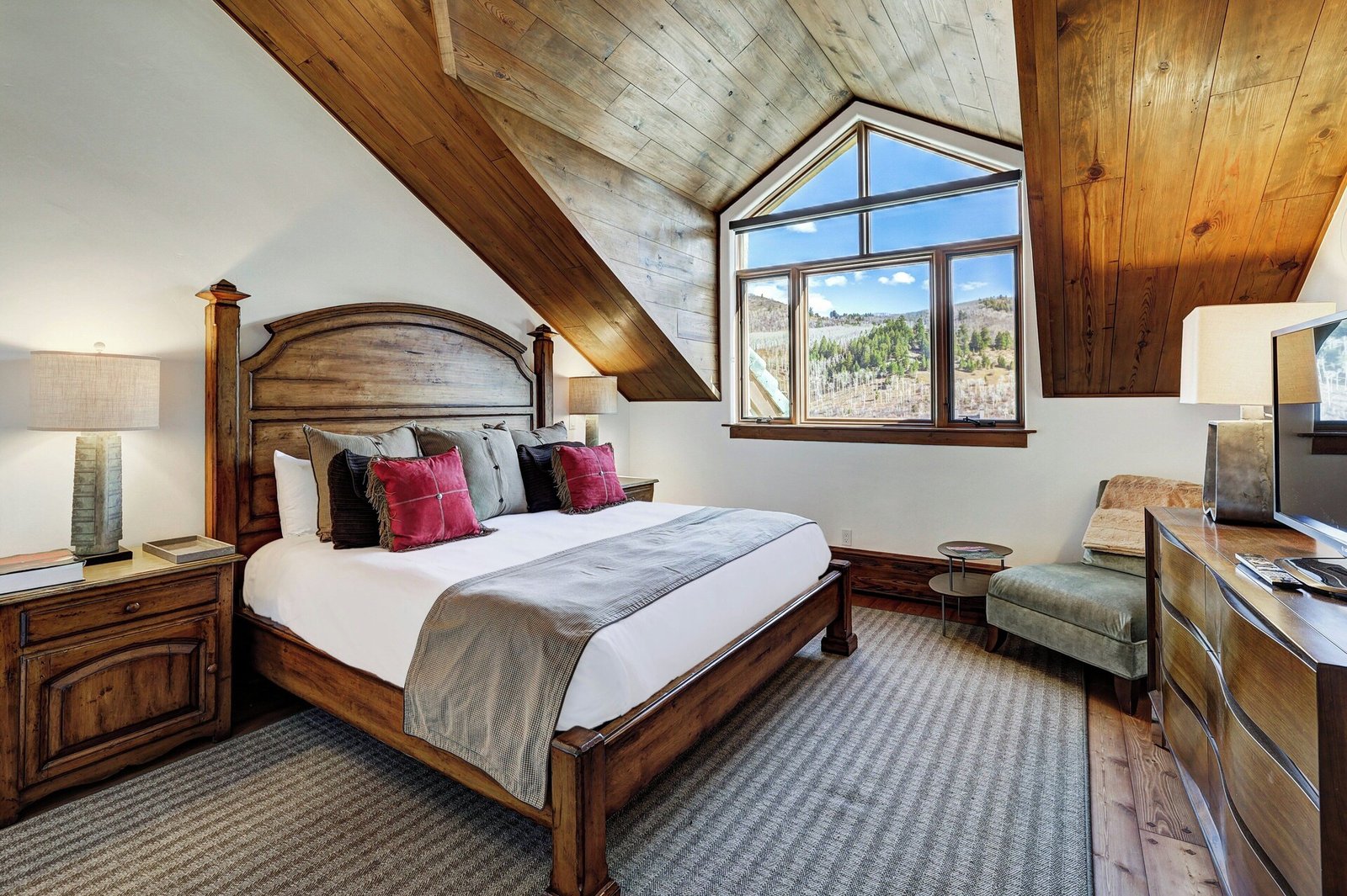 The Pines Lodge, rooms