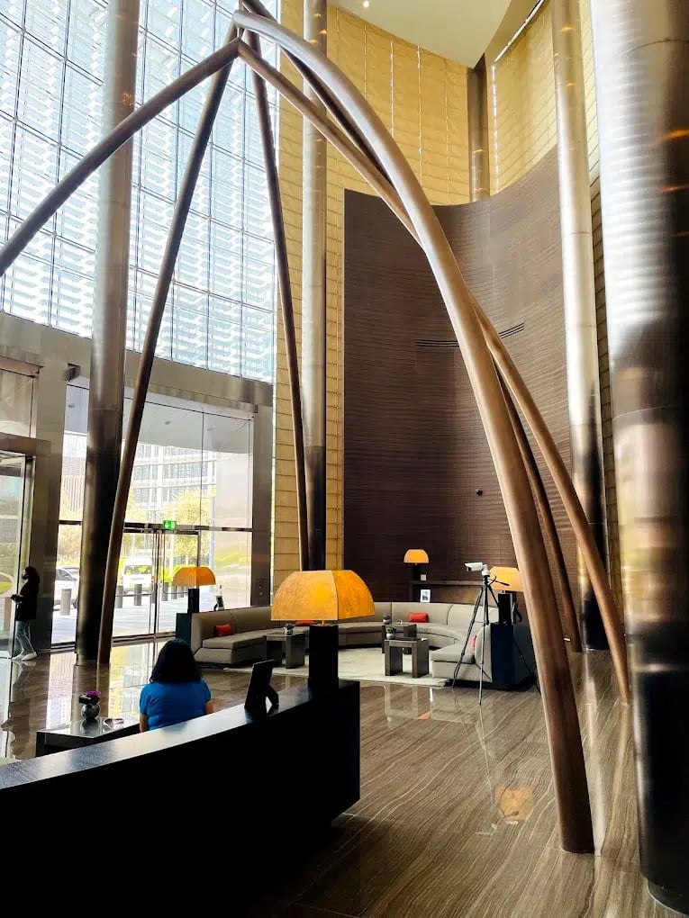 Armani Hotel Dubai, vibe